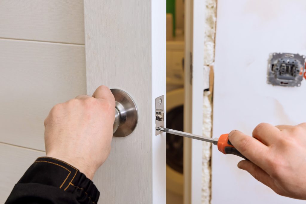 Locksmith install the door lock in house